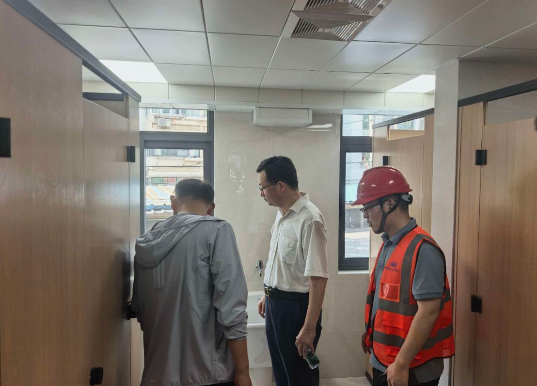 男人们站在厨房里 中度可信度描述已自动生成