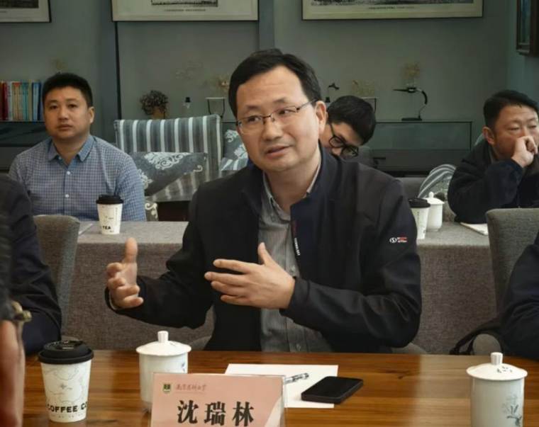 一些人在桌子前 中度可信度描述已自动生成