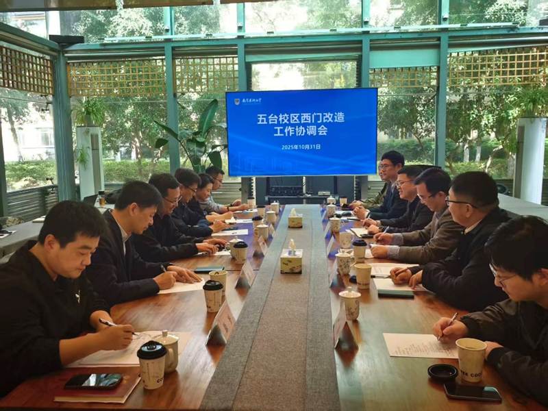 一群人坐在桌子前 描述已自动生成