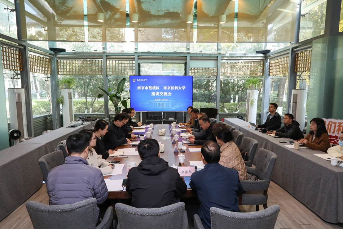 一群人在餐厅里  中度可信度描述已自动生成