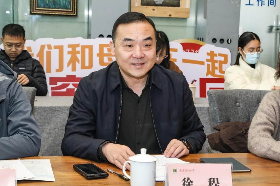 男人和女人坐在桌子前  描述已自动生成