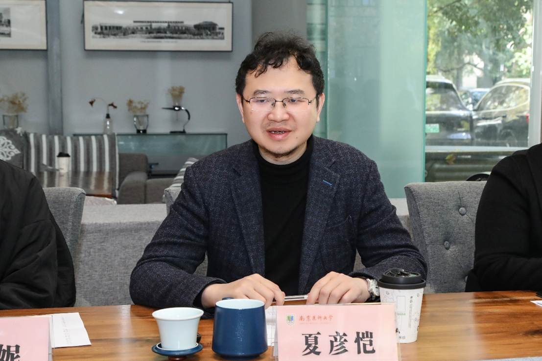 男人和女人在桌子前  中度可信度描述已自动生成